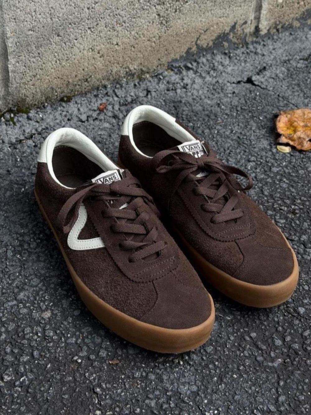 vans sport low sneakers in bambino chocolate brown/gum sole
